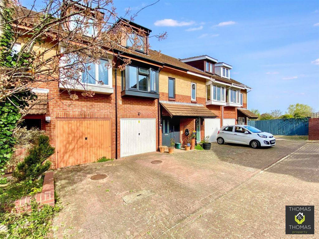 Longford Mews, Longford